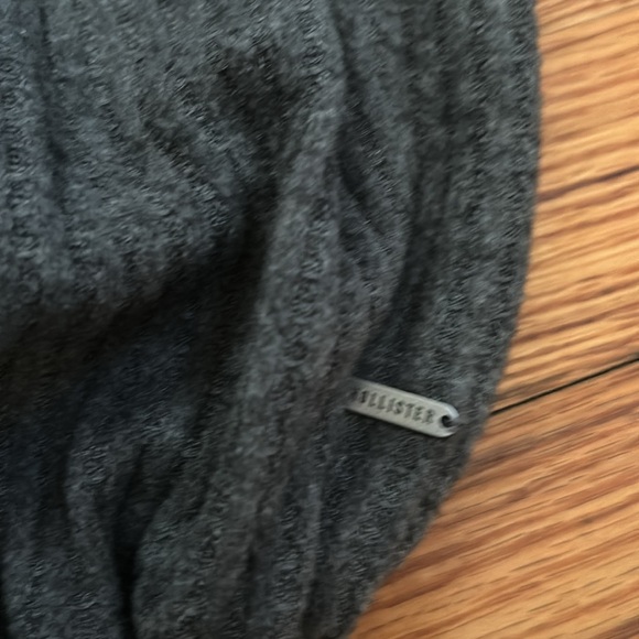 👚3/$20👚 NWOT Hollister Plush Color-Block Cut-Out Shirt - Picture 3 of 6